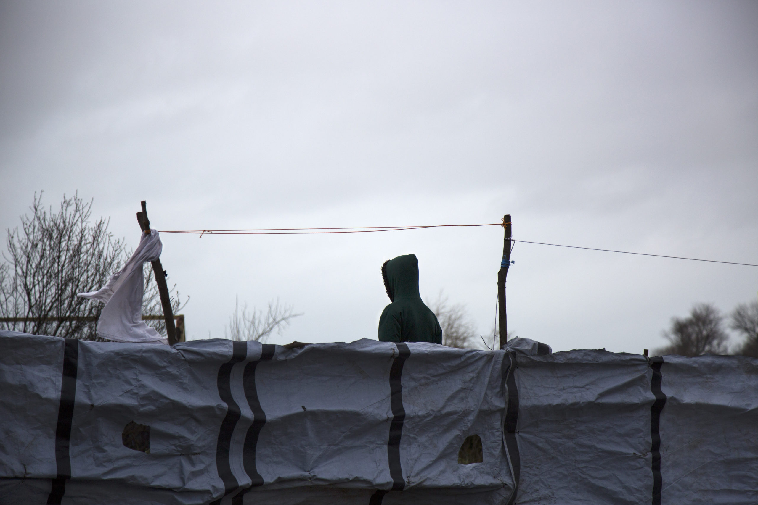 Un homme seul se lève dans le camp au petit matin.