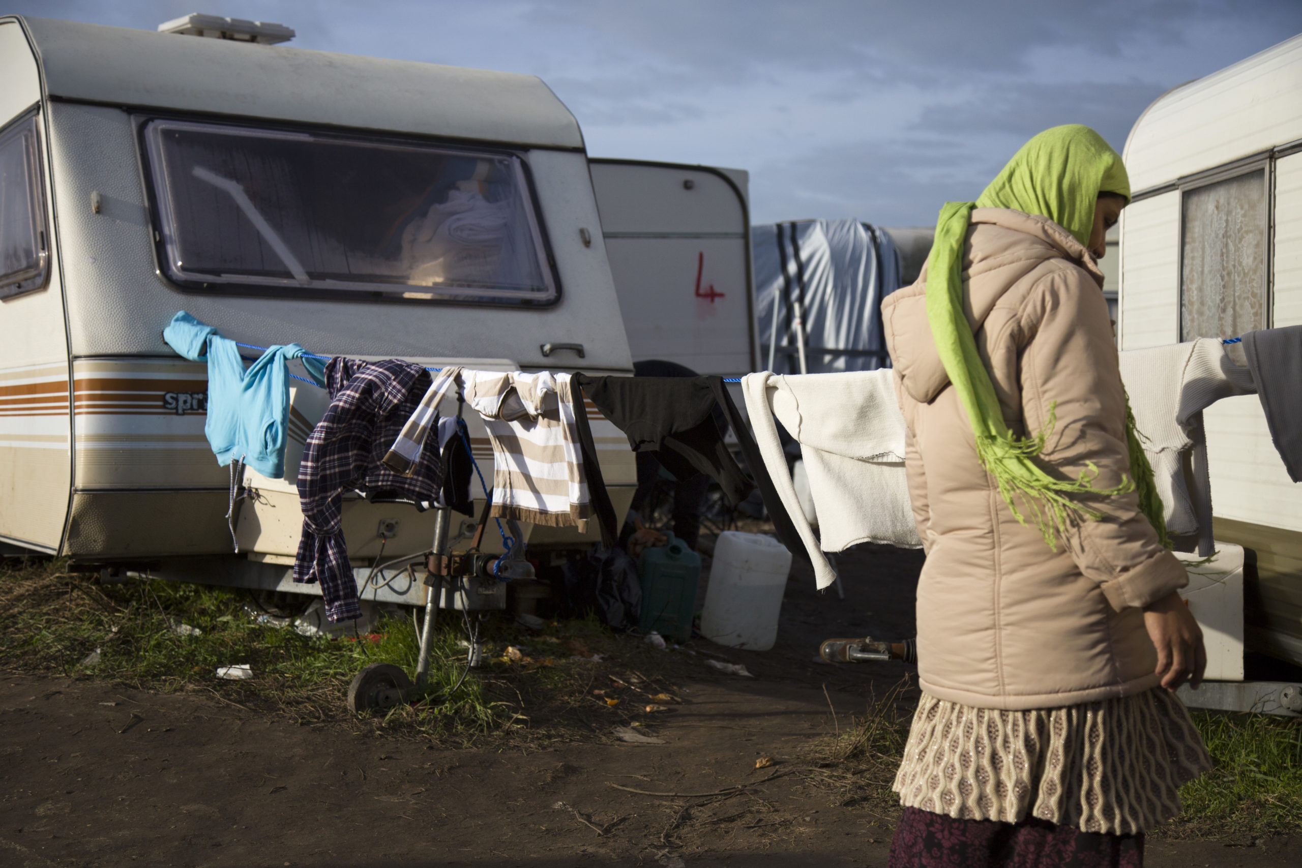 Le soleil léger caresse le linge étendu.