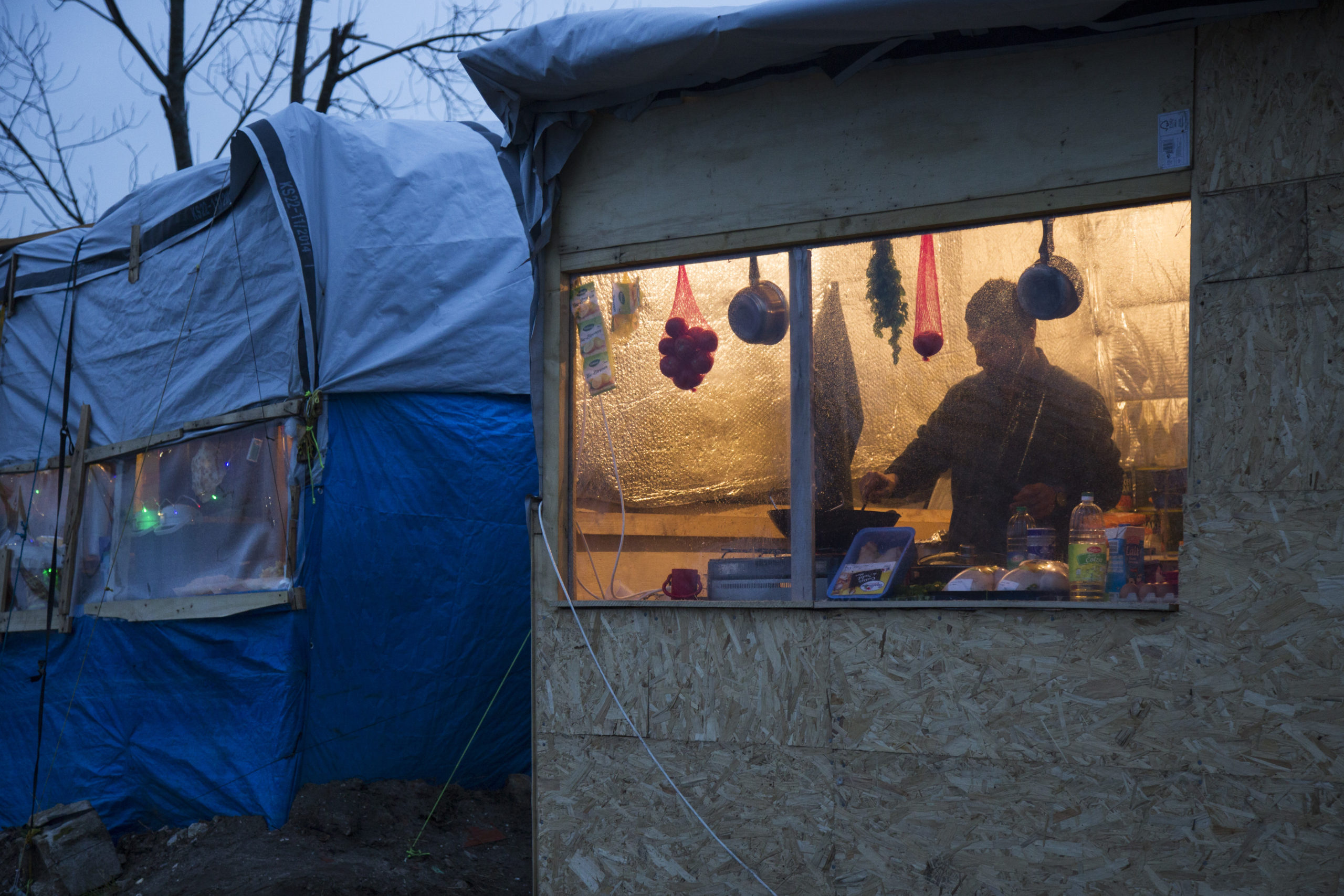 La nuit tombe doucement sur le camp, les cabanes s'allument petit à petit.