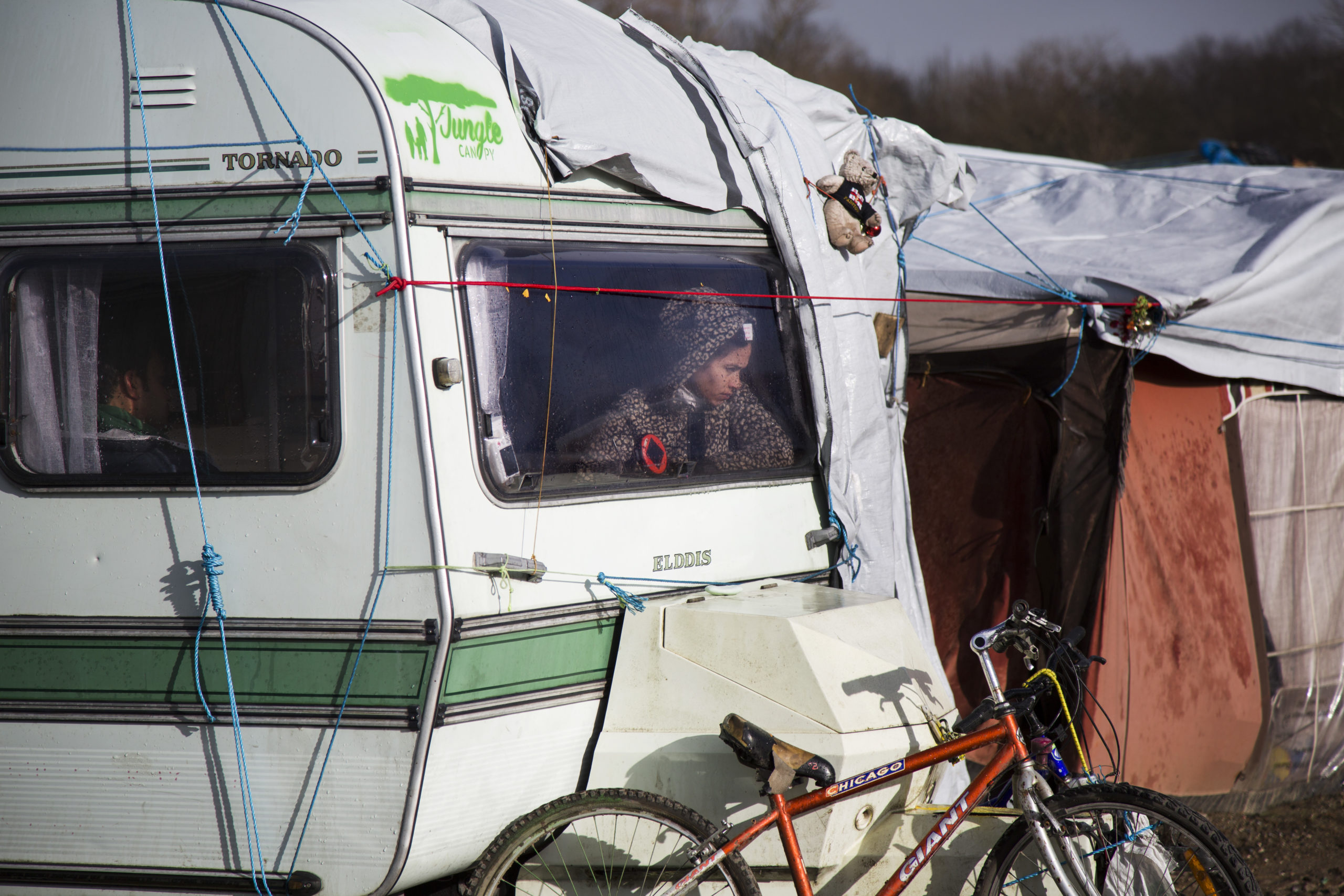 Au chaud dans la caravane, une mère rêve d'un avenir pour ses enfants.