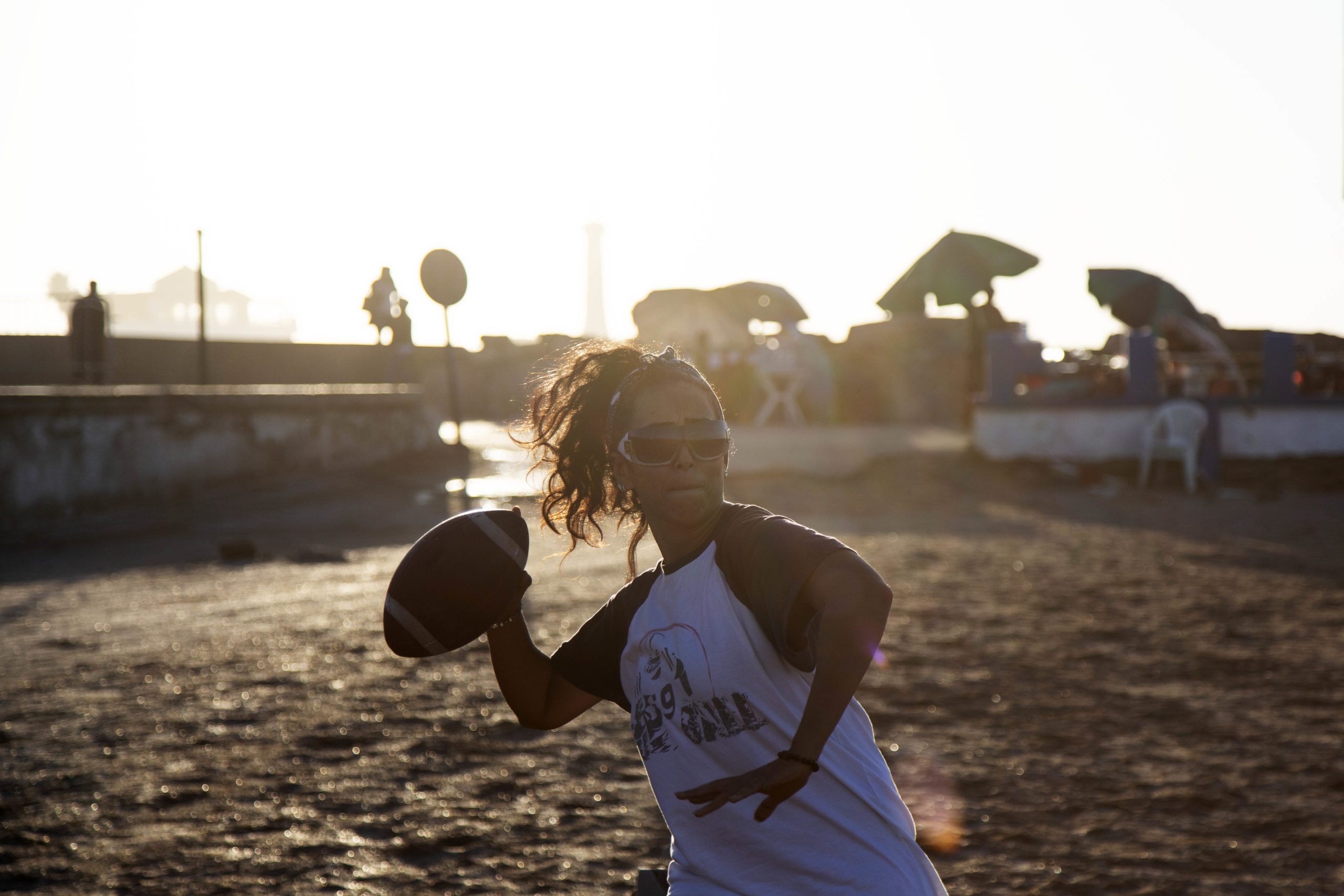 D’un geste rapide et précis, la coach lance tour à tour le ballon à chacun de ses élèves. Rigoureuse dans ses tirs, elle ne laisse pas place à l’à-peu-près.