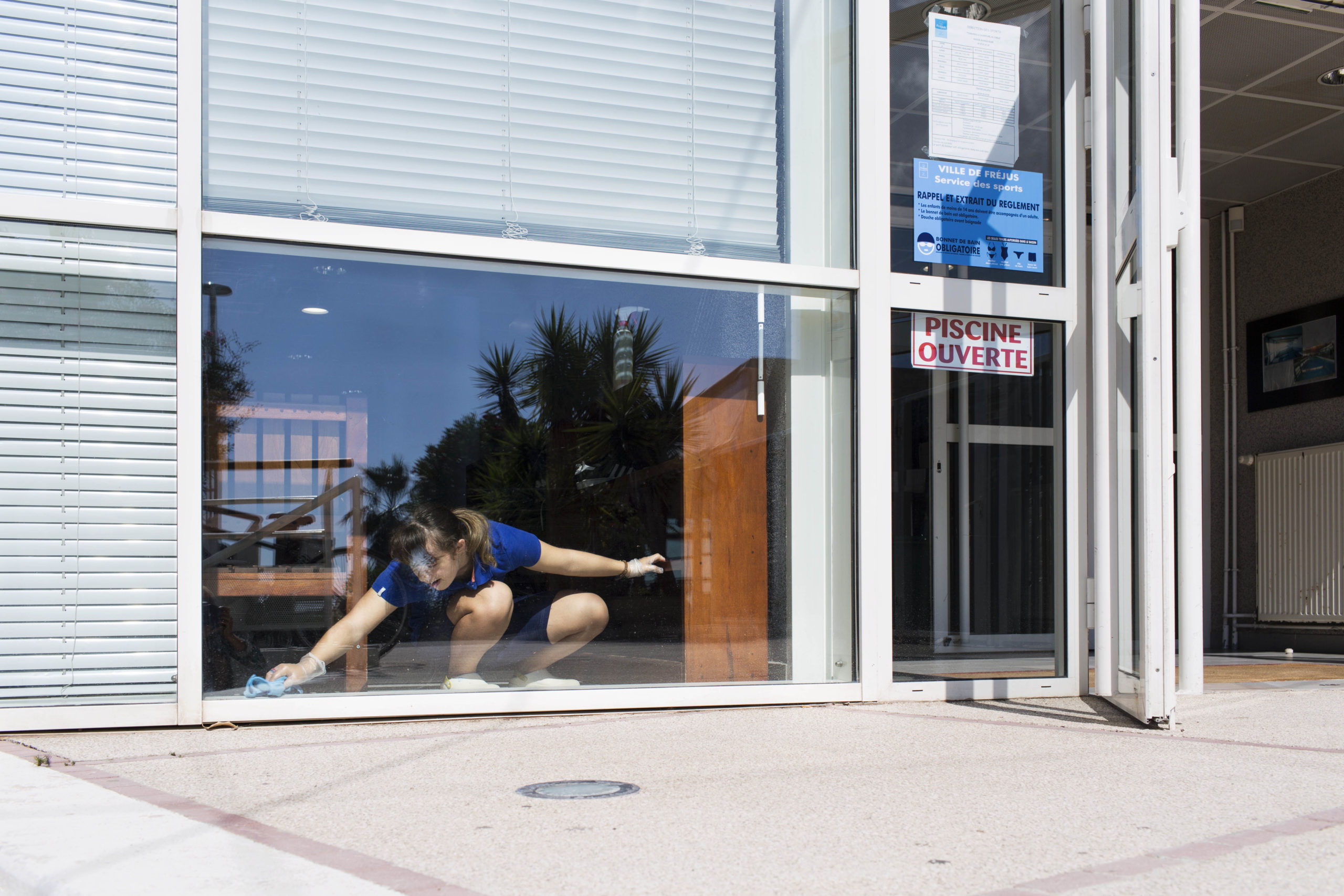 La mairie l’emploi en contrat aidé au sein de la piscine. Elle est dans son élément, et effectue les tâches avec minutie.