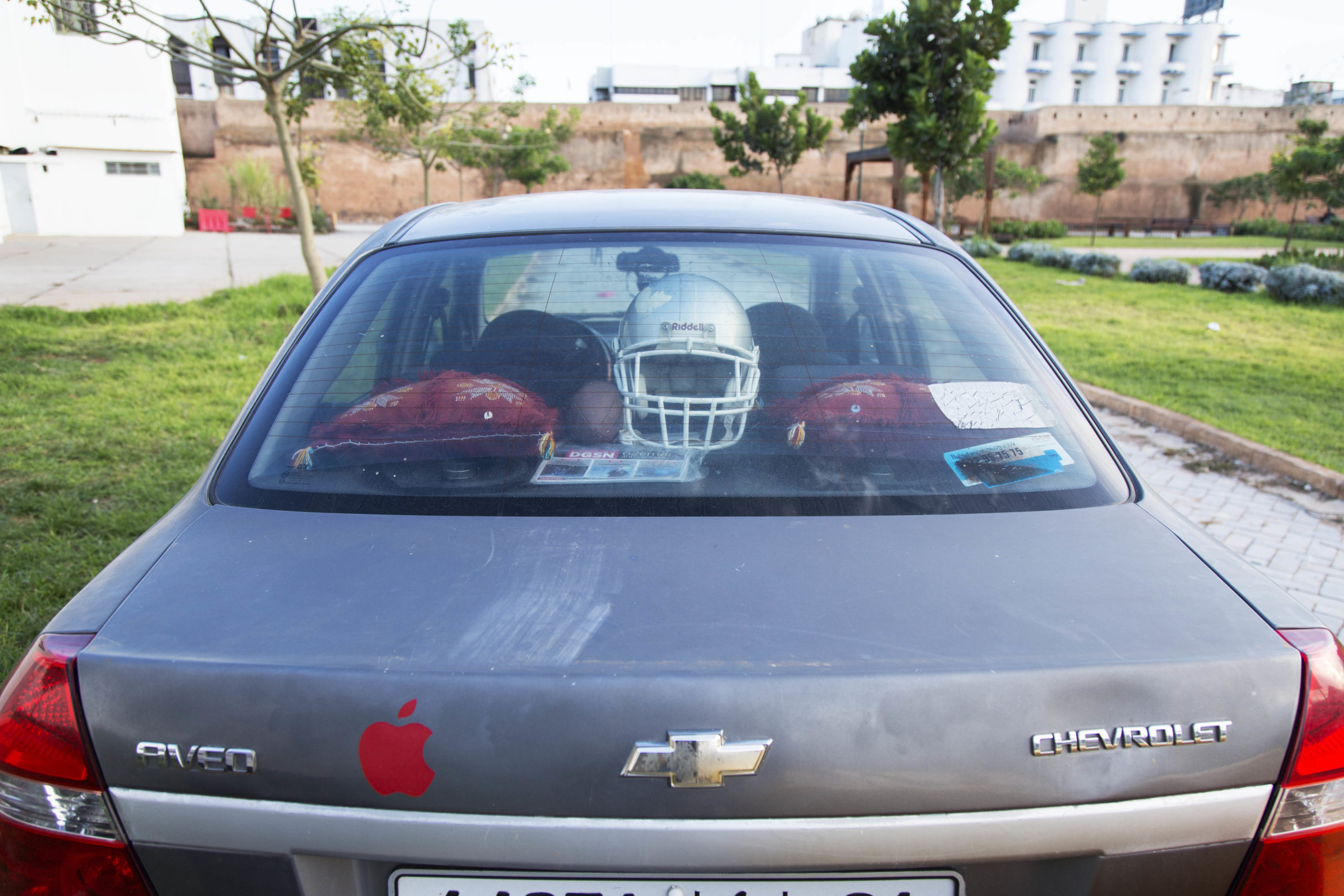 La voiture d’Ishtar est le vestiaire, elle y entasse le peu de matériel dont elle dispose. Sur la plage arrière trône l’unique casque de football américain que possède l’équipe, sa fierté.