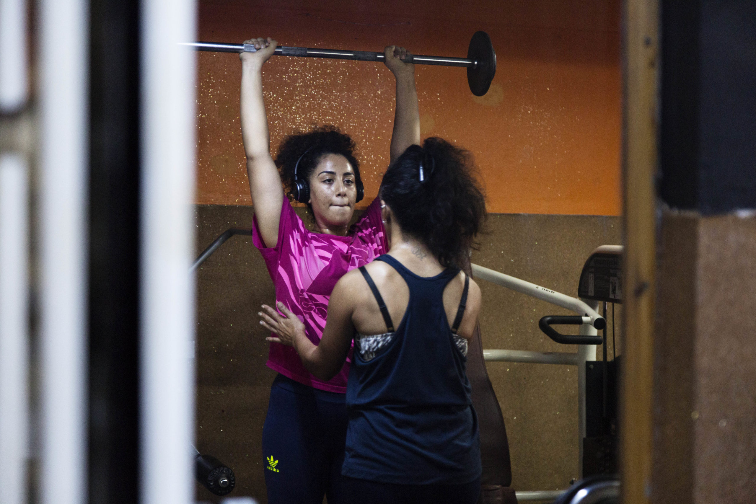 L’abonnement à la salle de sport est cher pour certaines filles. Ishtar organise donc des séances dans la salle à laquelle elle est affilliée, pour que ses élèves bénéficient d’une préparation physique.