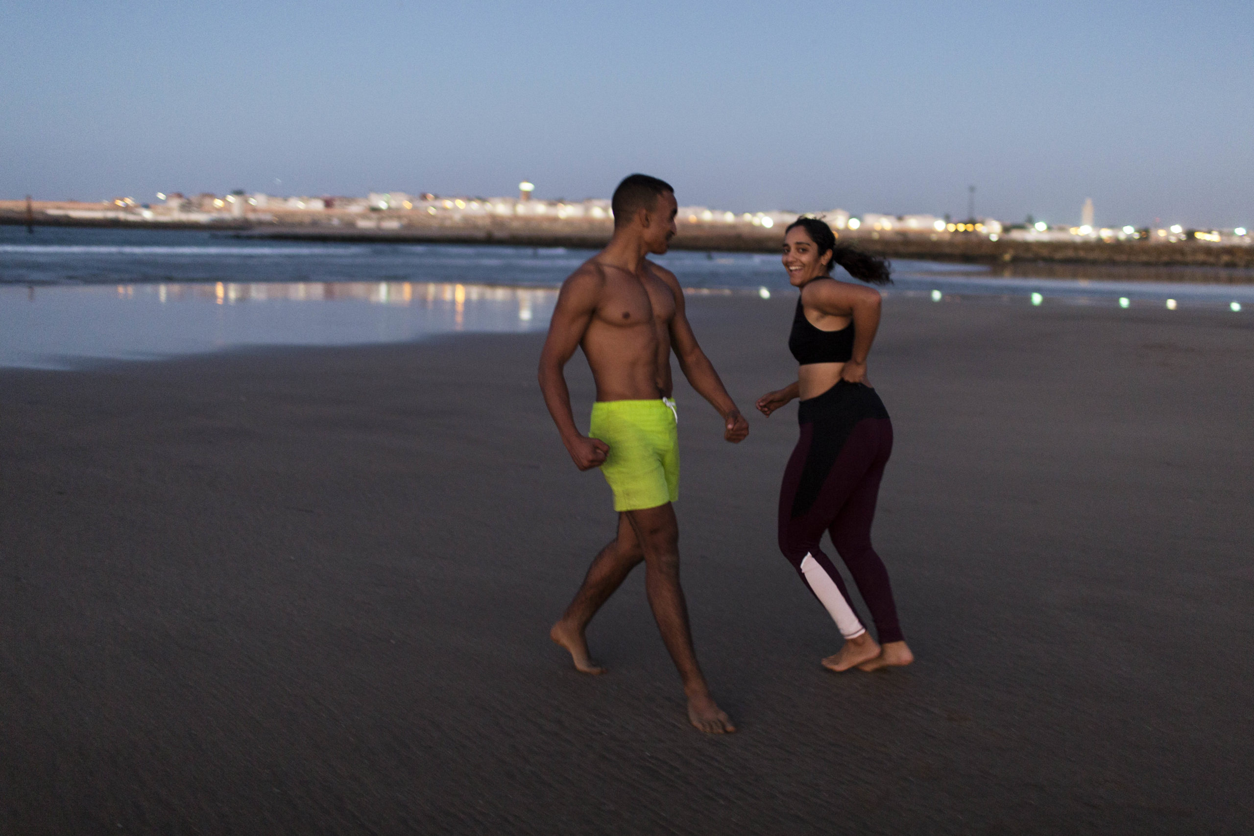 La nuit tombe doucement, après un entraînement intense certains vont se baigner. Filles et garçons s’élancent vers la mer, ils chahutent, s’éclaboussent, les corps se mélangent.