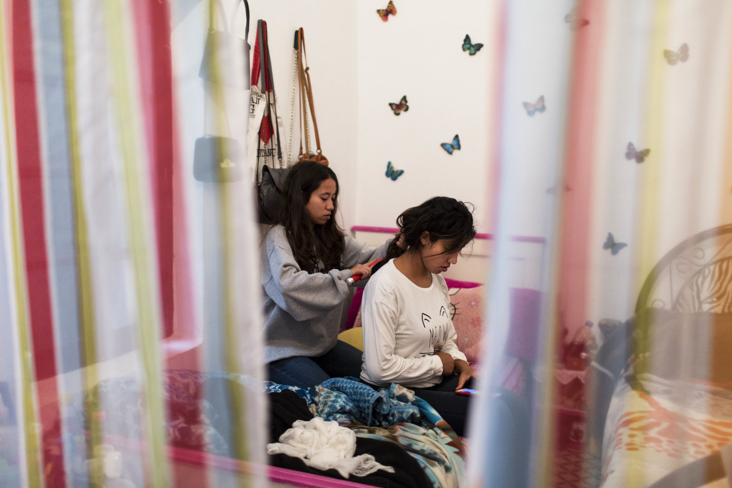 Maryem et Samah sont en colocation, elles partagent une pièce commune. Inséparables, elles font tout en- semble et veillent l’une sur l’autre dans les moments difficiles. Samah s’étant fait mal au bras à l’entraînement, Maryem prend soin de sa chevelure.