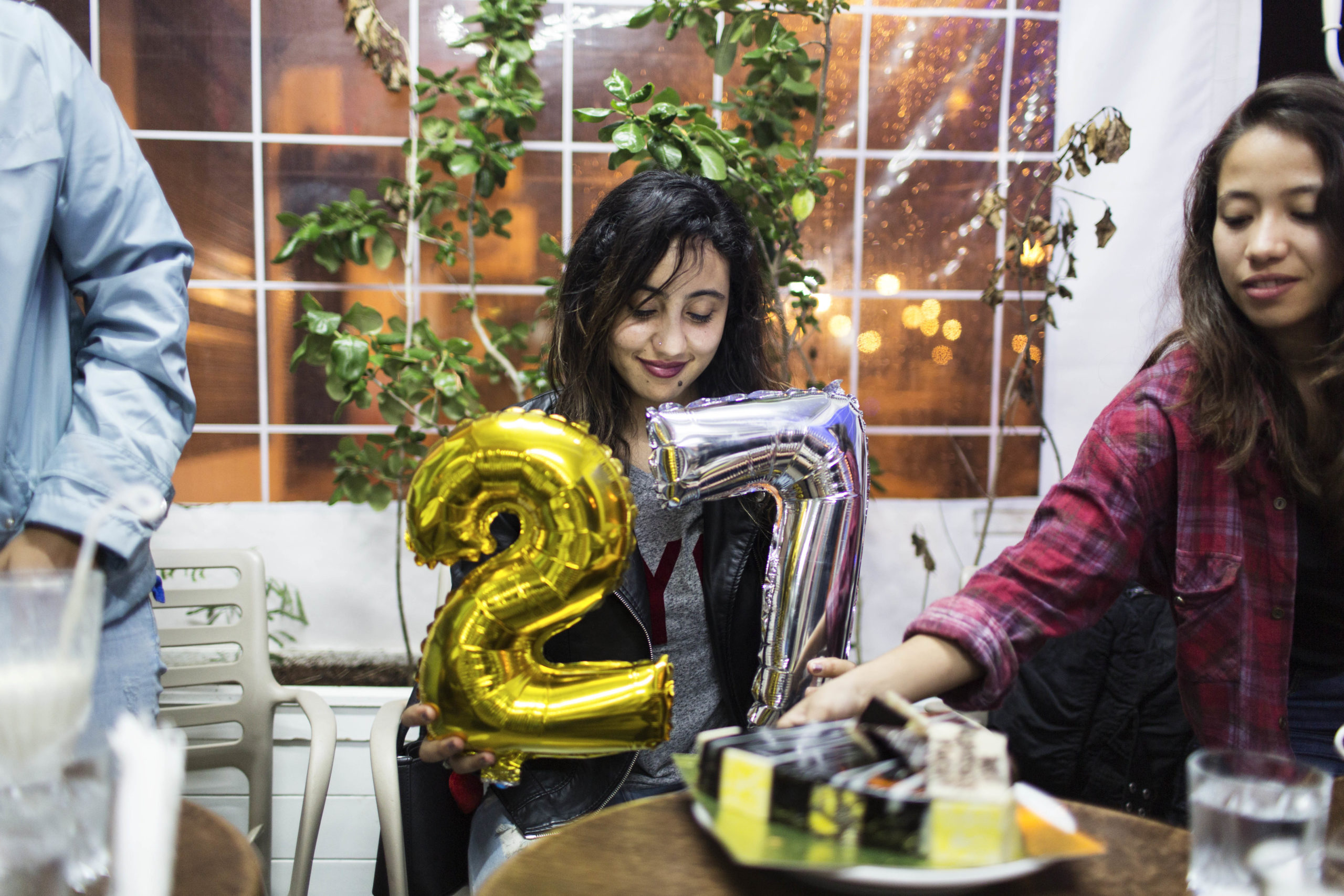 Dans le café près du terrain, leur repaire, l’équipe fête l’anniversaire de Samah. Tous se sont cotisés pour ache- ter un gâteau. L’heure est à la fête. Samah me confie qu’elle pense à sa mère qui est loin et qui ne sera pas là pour souffler ses vingt-sept bougies.