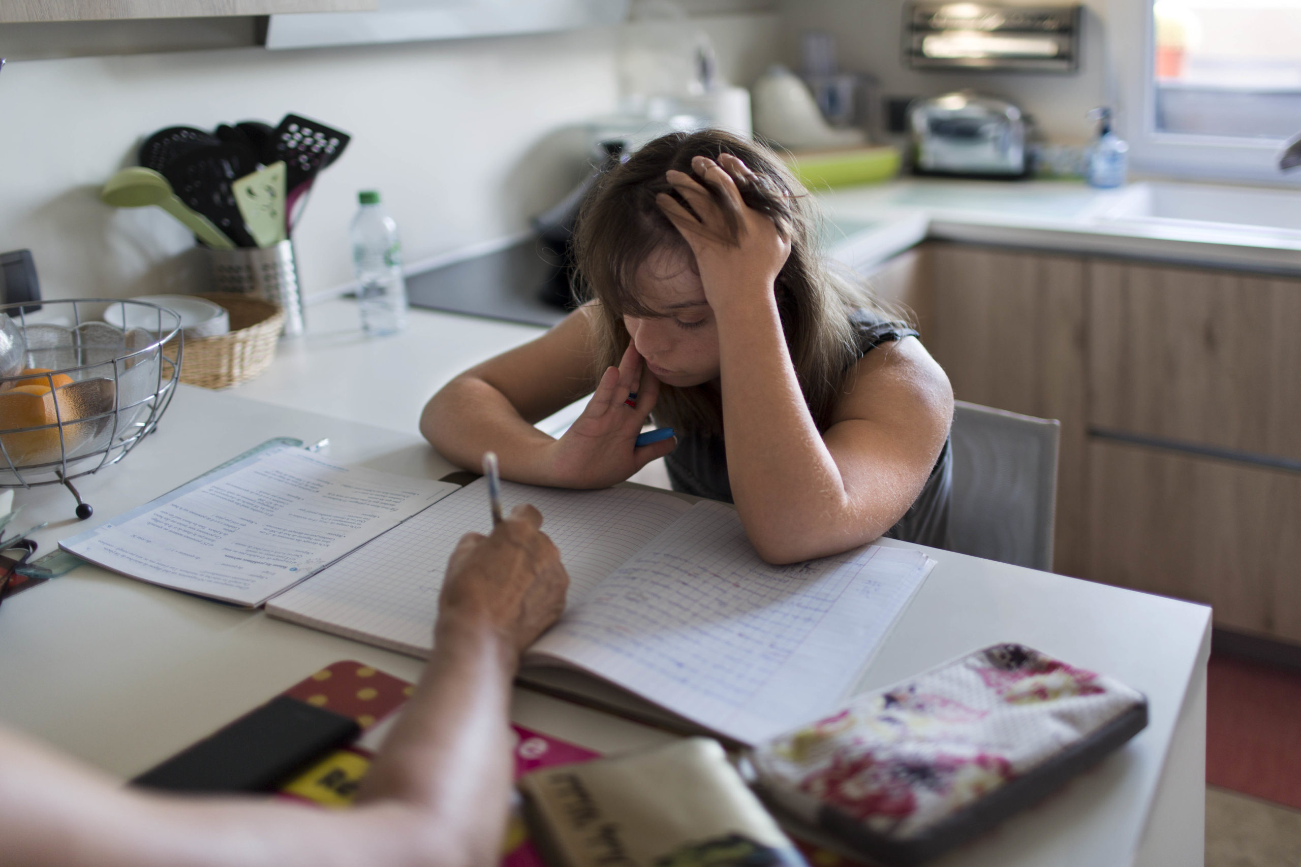 Une fois par semaine, Carla bénéficie d’un cours particulier donné par Murielle. Nadine souhaite que sa fille garde un bon niveau scolaire. Carla préfère le français aux mathématiques.