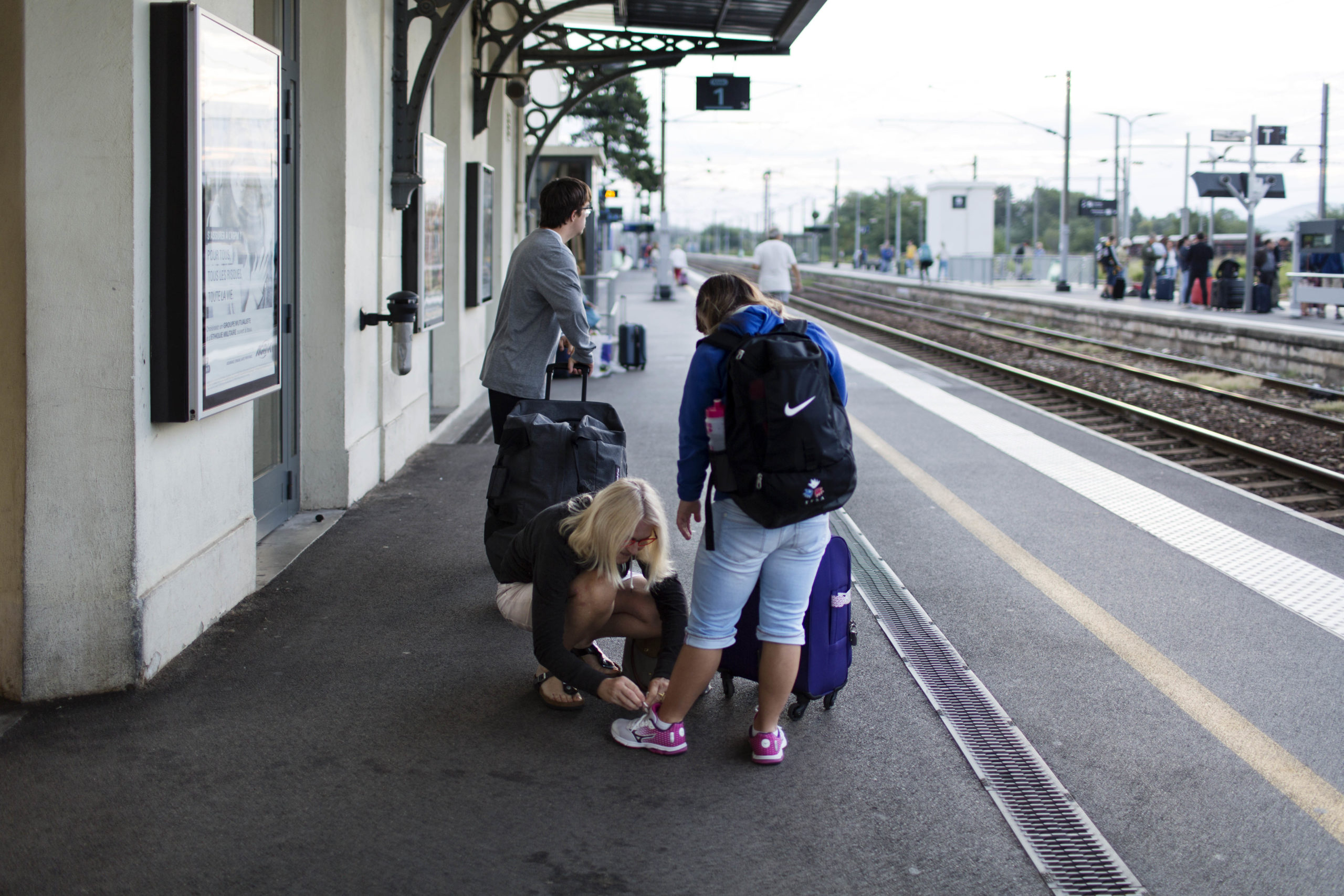 C’est le grand départ pour Le Canada. Ils attendent le train qui les emménera à Paris, Nadine veille, ils ne doivent rien oublier. L’équipe de France de natation DSISO les attend là bas pour prendre l’avion.