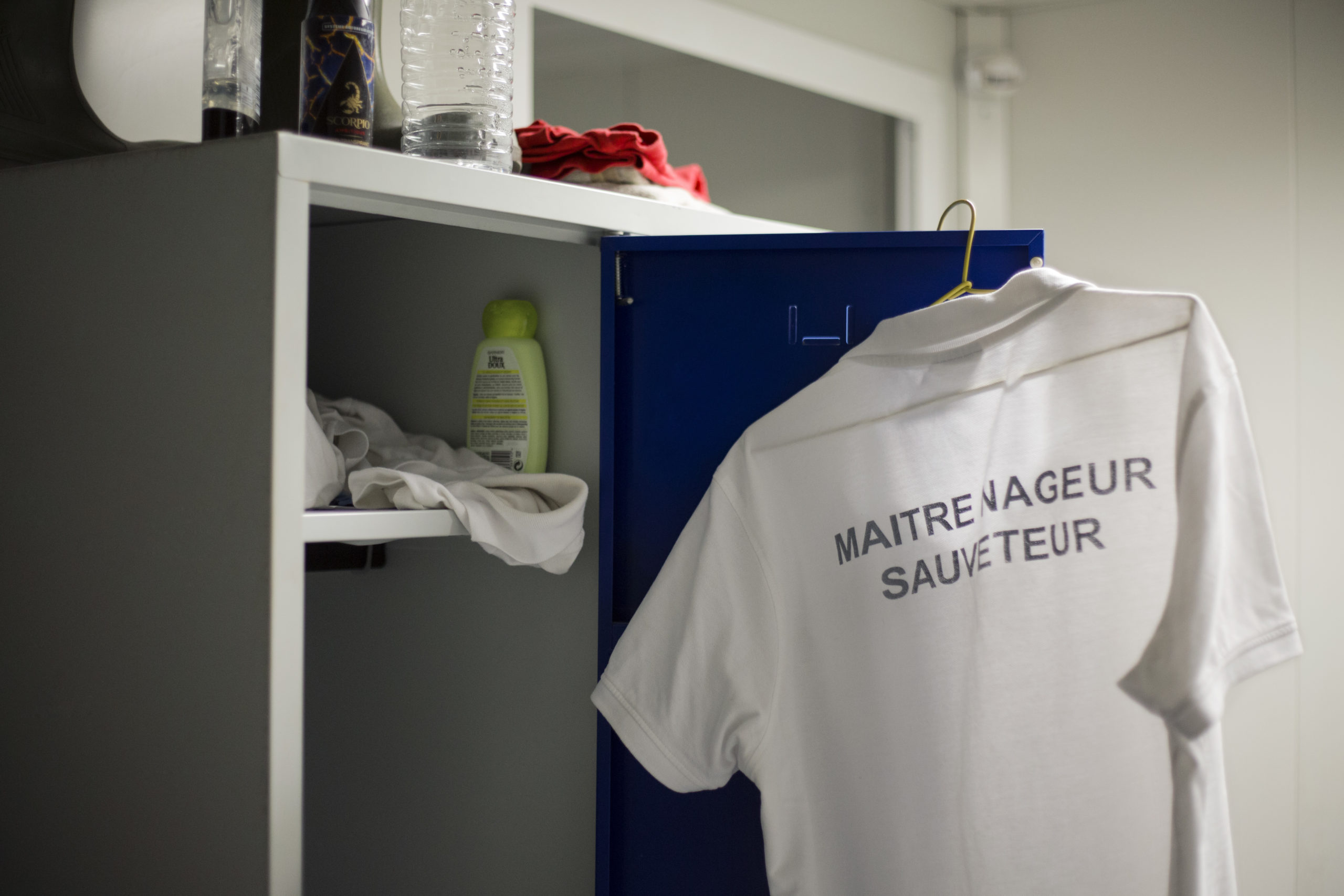 Le tee-shirt est prêt à être enfilé, commencement d'une nouvelle journée de travail.