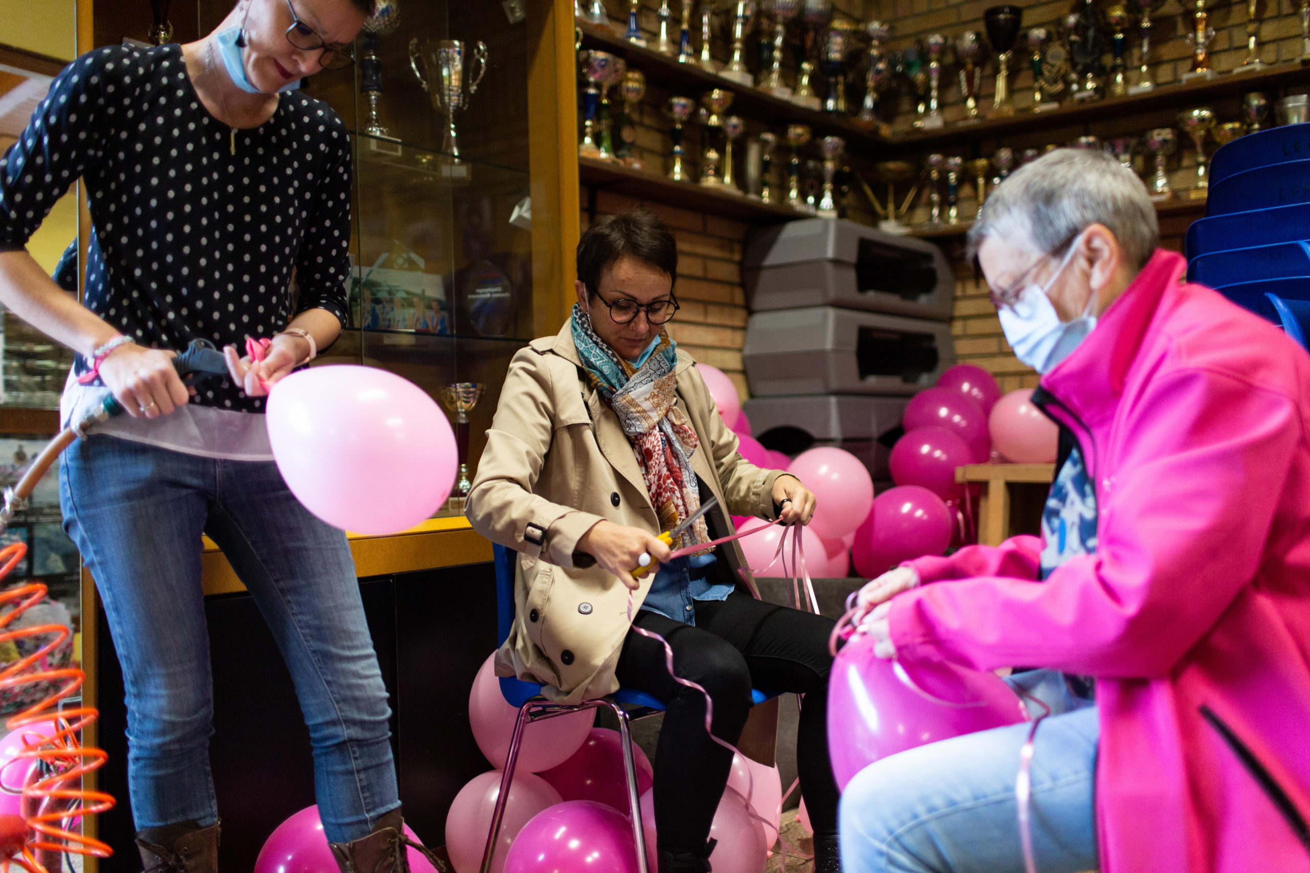 Préparer octobre rose, c'est gonfler des ballons une demie journée, confectionner les lots pour la tombola, et établir un planning pour l'ordre de passage du bateau. Les filles partagent de bons moments, c'est ce qui soude leurs liens.