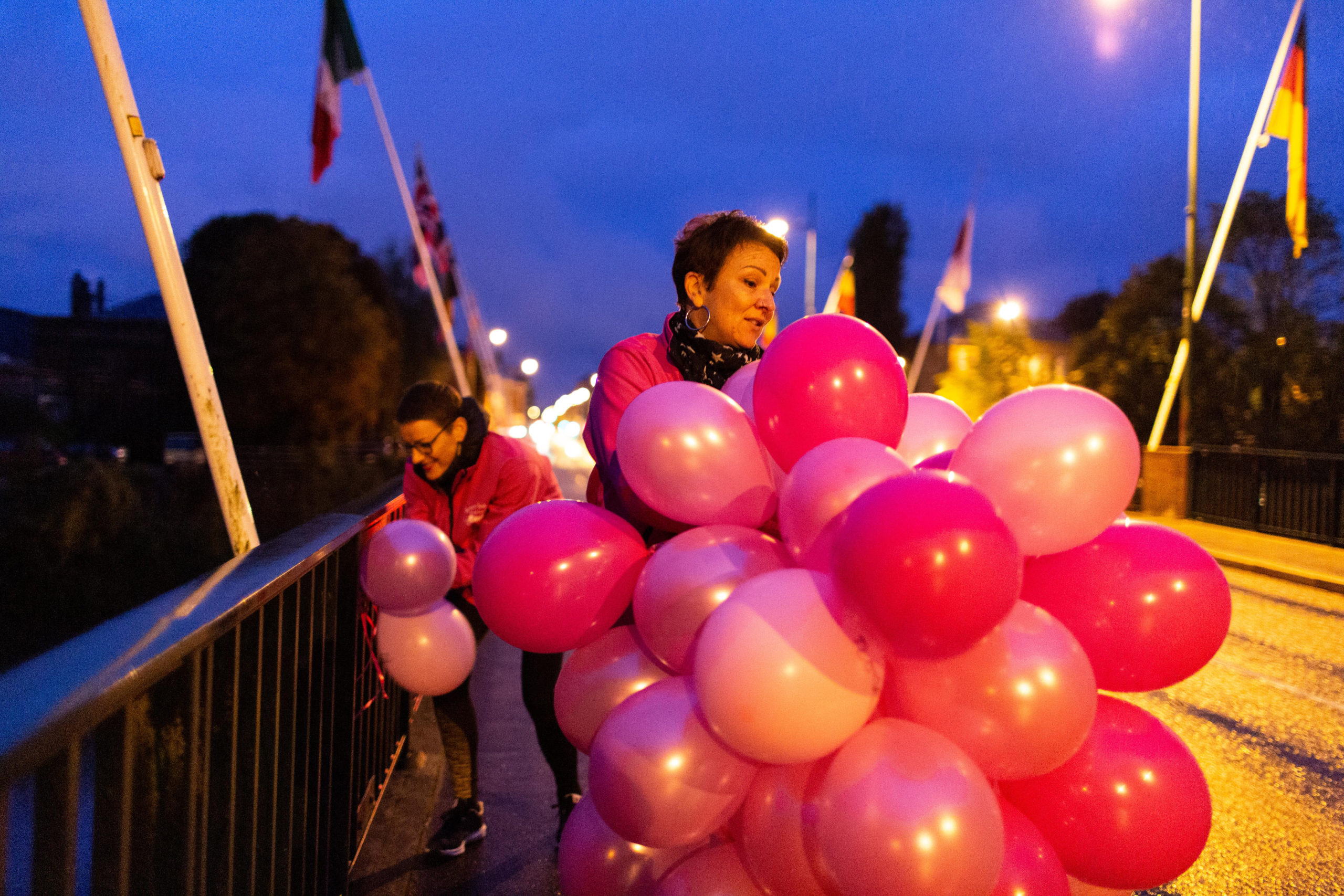 Il est sept heure, le jour n'est pas encore levé et Mélanie est déjà sur tous les fronts. Elle accroche les ballons gonflés la veille. La ville de Charleville- Mézières va se couvrir de rose le temps d'une journée. Tout est fait pour que l'évènement ne passe pas inaperçue.