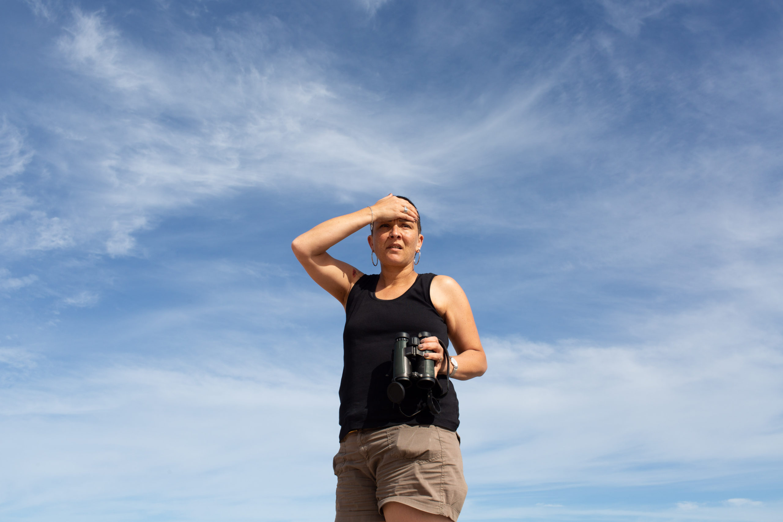 Mélanie est debout sur son 4x4, en plein désert marocain. C'est le dernier jour du Raid Coeur d'Argan, la fatigue se fait sentir, mais elle ne lâche rien elle doit chercher les balises aux jumelles.