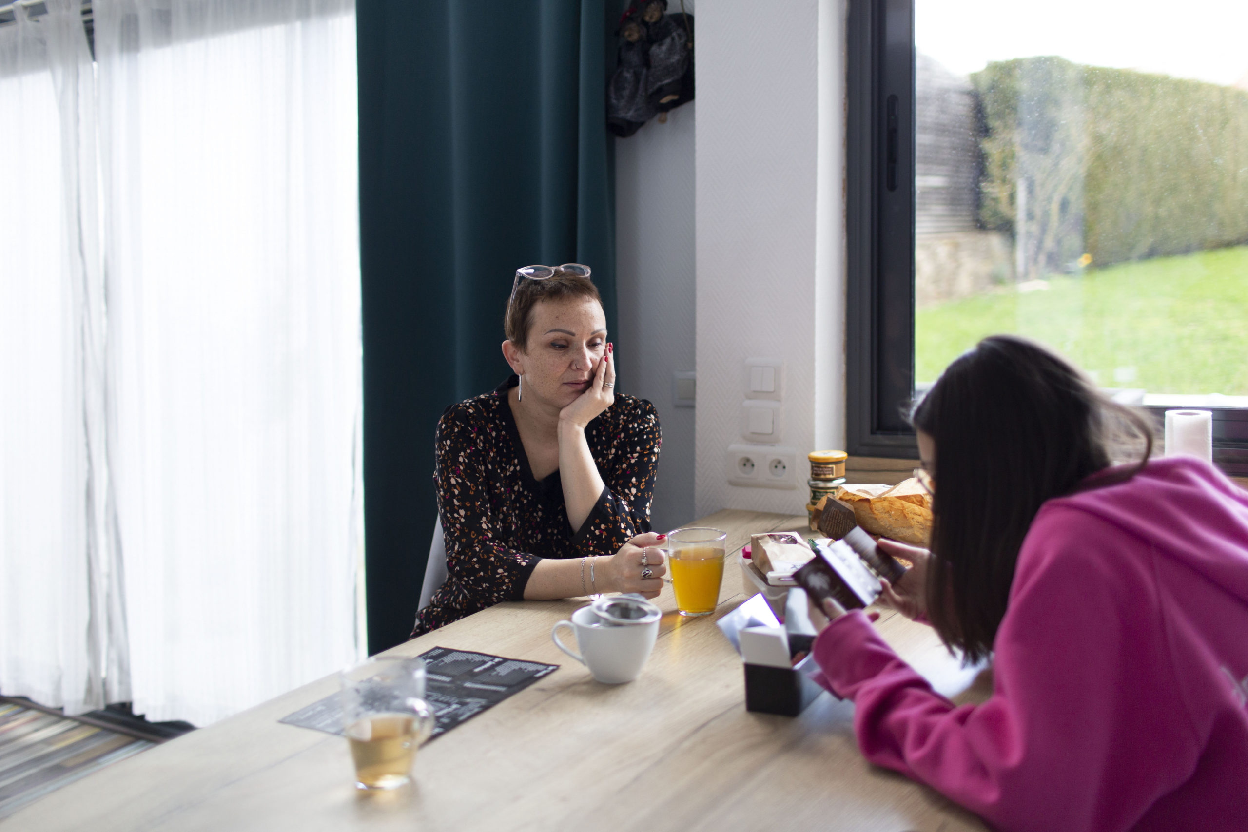 Après l'école, Mélanie aime passer du temps avec ses deux filles. L'annonce de la maladie n'a pas été simple pour Nina et Soa. Lorsque leur maman a perdu ses cheveux, elles ont voulu qu'elle porte une perruque et puis, elle se sont fait à cette nouvelle coiffure.