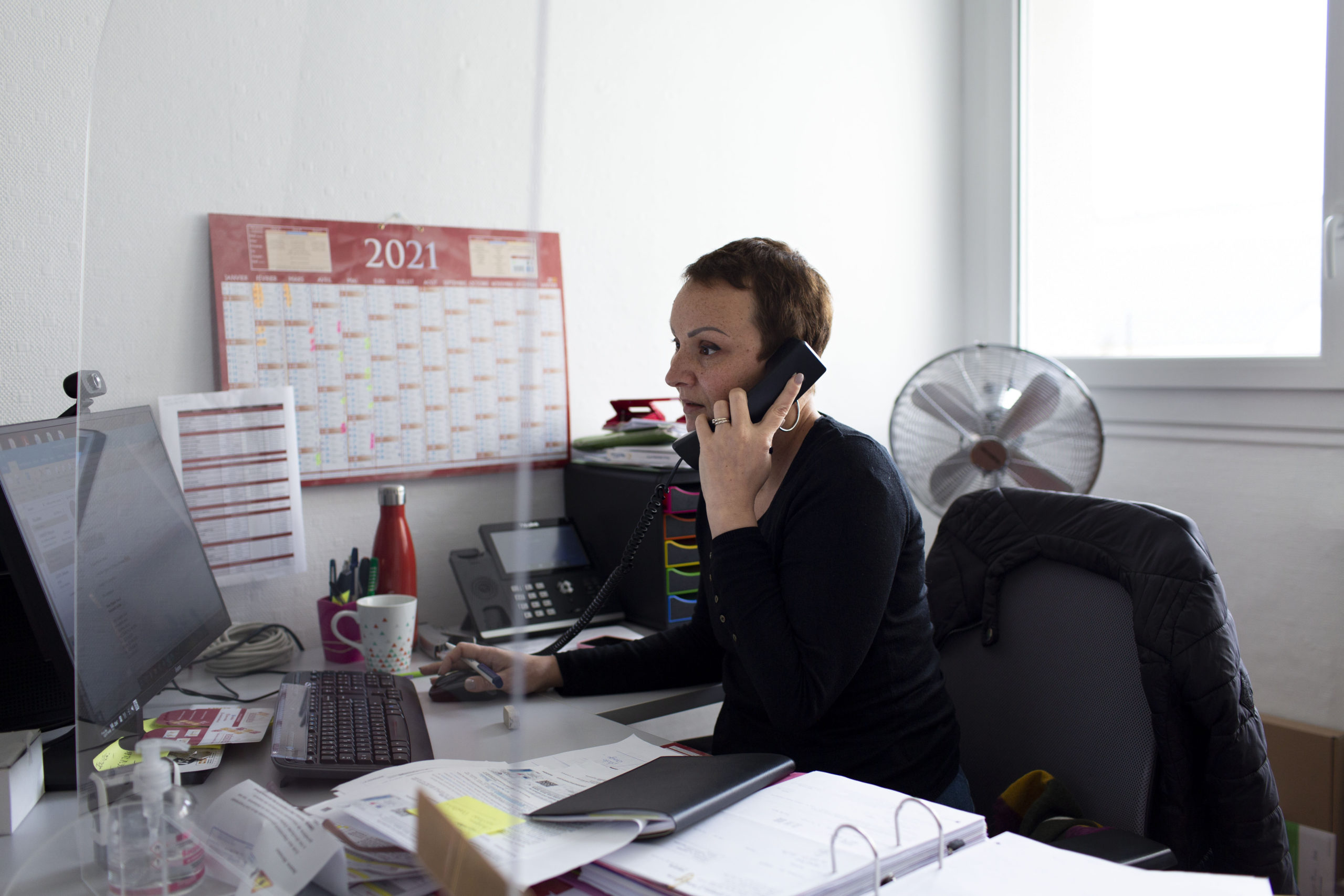 Dans son petit bureau, Mélanie gère l'administratif d'une résidence pour séniors. Reprendre le travail à temps plein est un soulagement pour elle, mais la fatigue n'est jamais bien loin. Avec les chimios, il faut suivre le rythme.