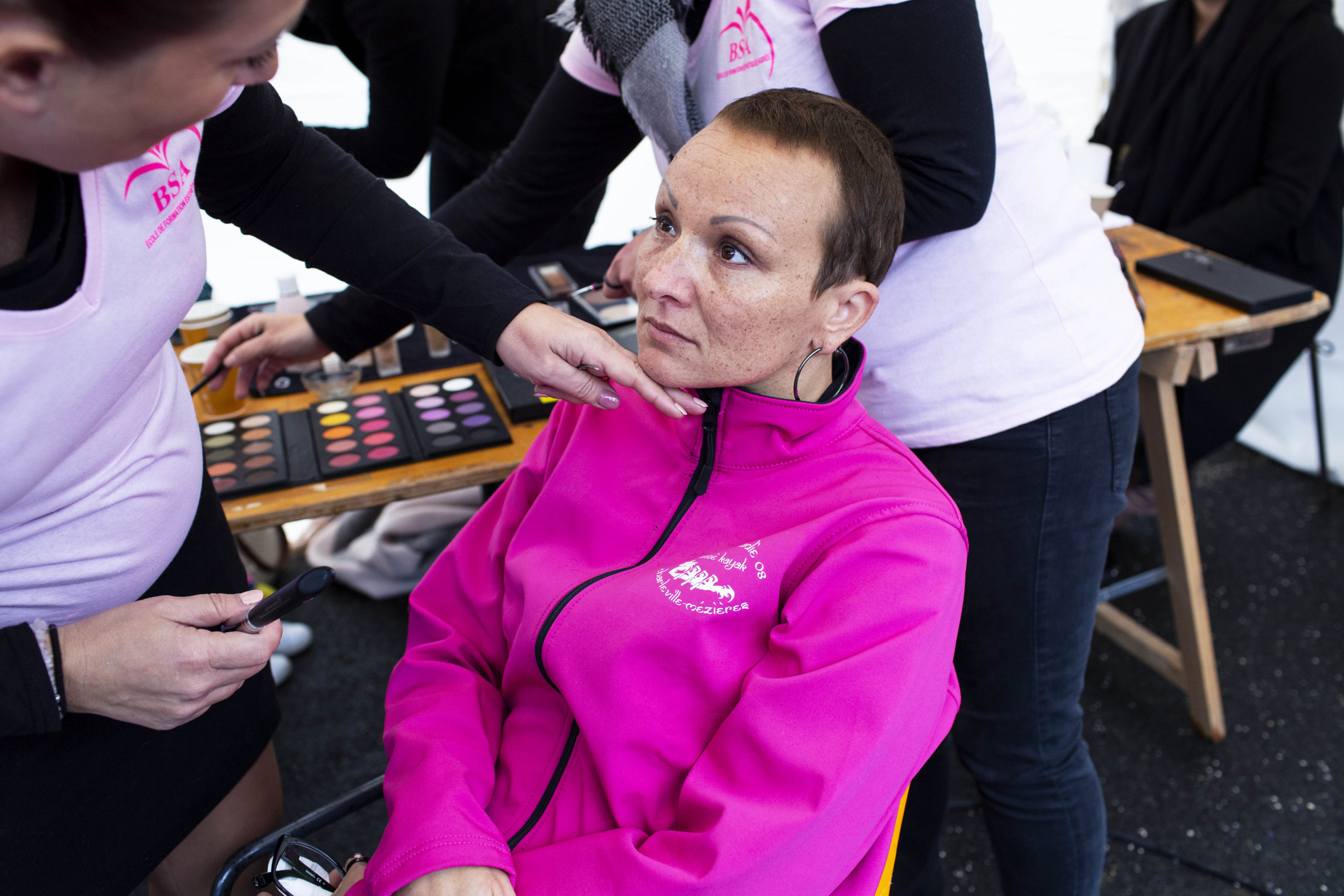 Les cils et les sourcils, c'est ce qui souligne un regard. Avec les chimios, Mélanie les a perdus, ce qui est très difficile pour elle. Lors de la journée octobre rose, des esthéticiennes bénévoles sont venues pour offrir un instant bien-être aux femmes et les embellir. La pose de faux cils pour Mélanie est un petit instant de reprise en main de soi.