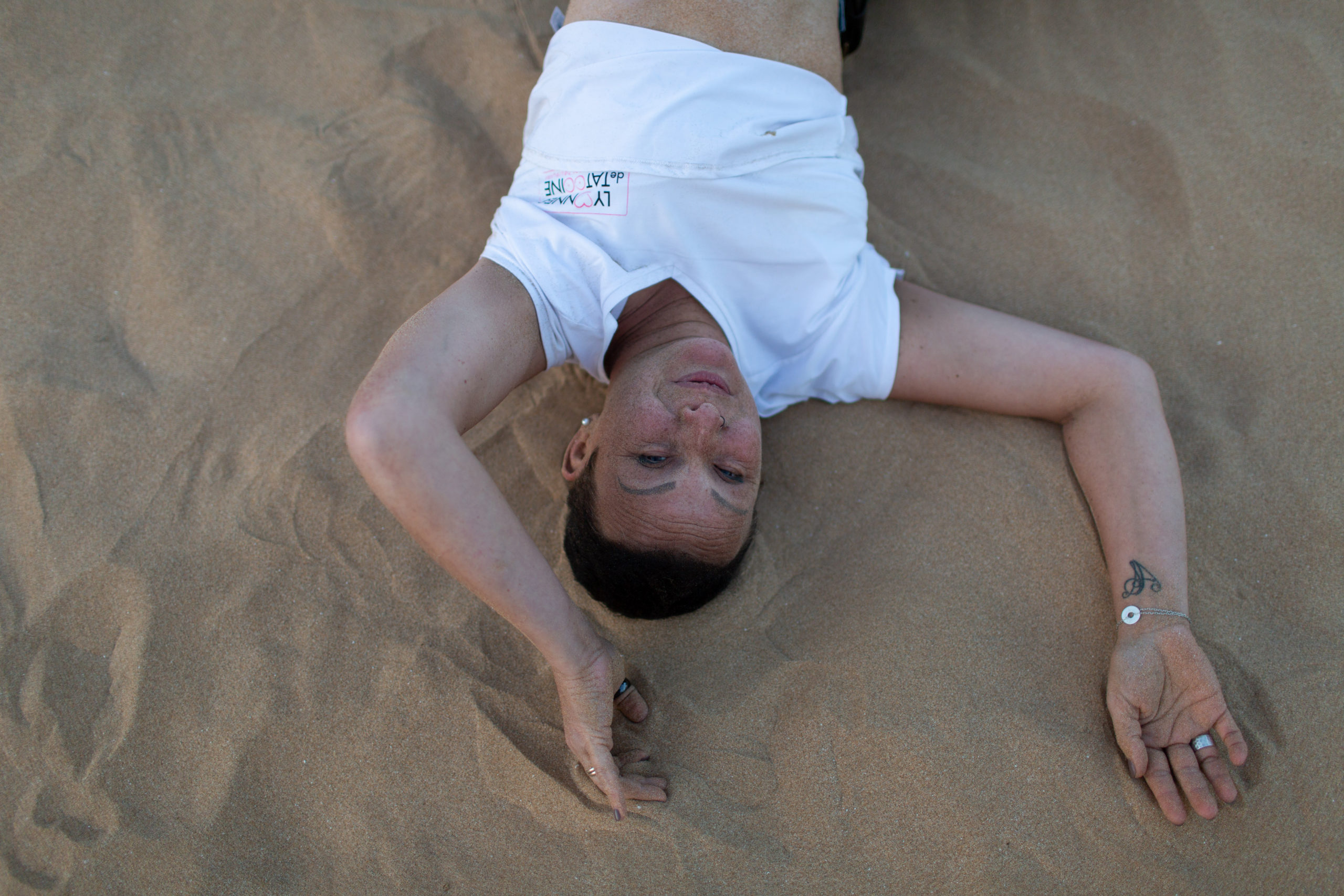 Elle vient de dévaler la dune en roulant sur elle même, c'est pour elle un moyen de se sentir vivante. C'est son troisième Raid au Maroc, lors de son deuxième voyage elle a appris sa rechute, ce raid était donc une évidence pour boucler la boucle.