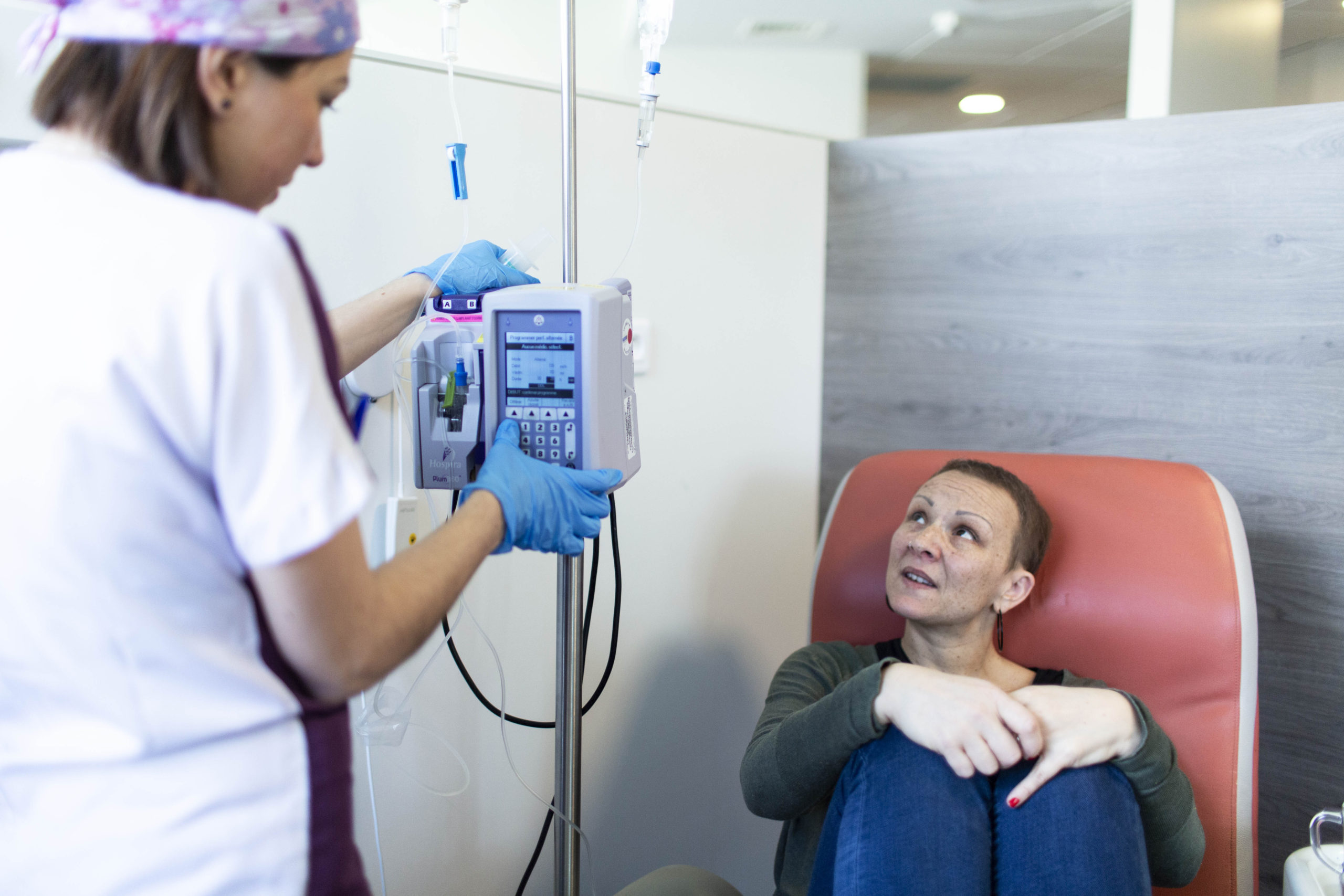 Elle a une heure de route pour aller de chez elle à la clinique, elle ne travaille pas le lundi pour se rende à ses chimios. Là bas, elle connaît toutes infirmières. L'association Les Bleuets intervient dans le service pour détendre les patients. Aujourd'hui elle se fera masser les pieds et les mollets.