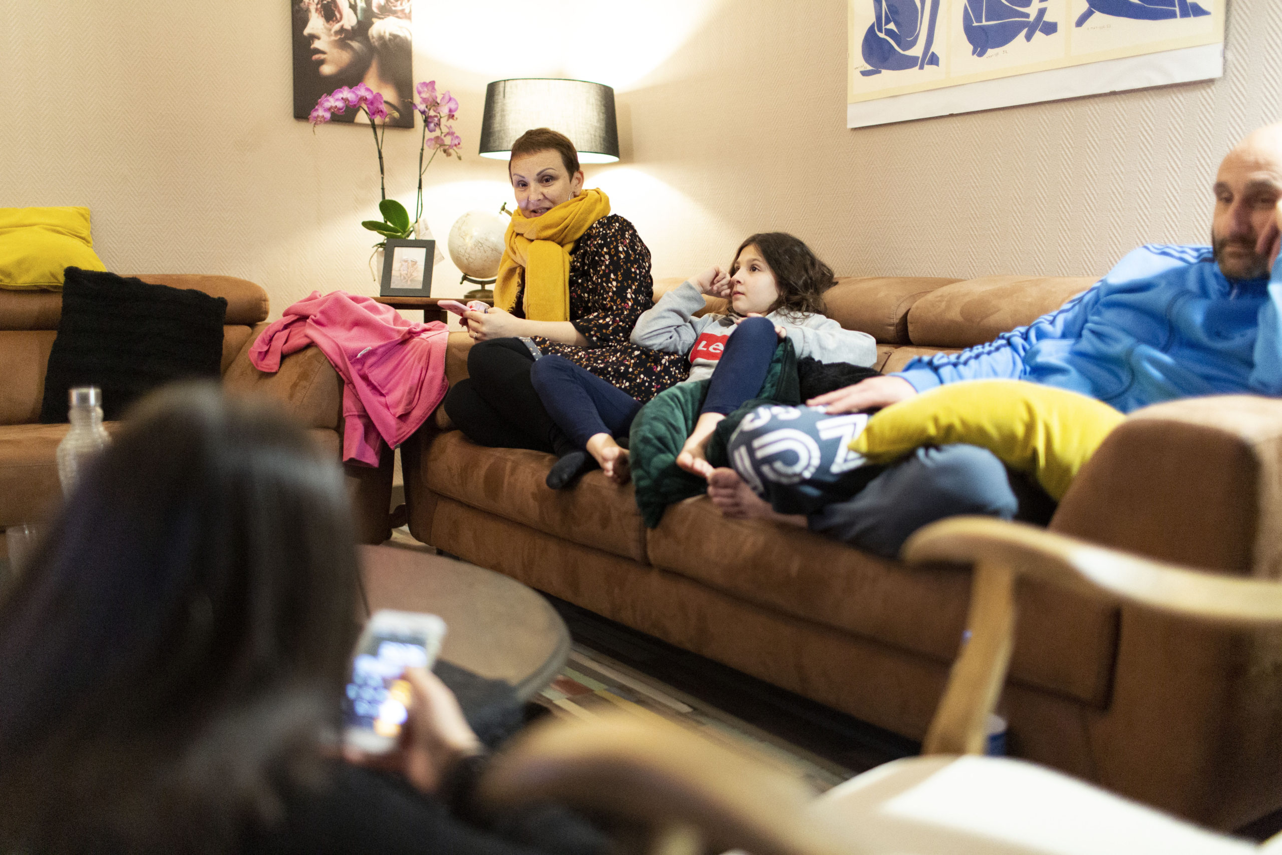 Les vendredis soirs en famille c'est sacré. Mélanie ses deux filles et son mari se retrouvent dans le salon, se commandent à manger et partagent des moments ensemble. Avant le repas les filles et leur papa on fait une petite session d'abdos sur le tapis du salon, ils ont tous bien ri.