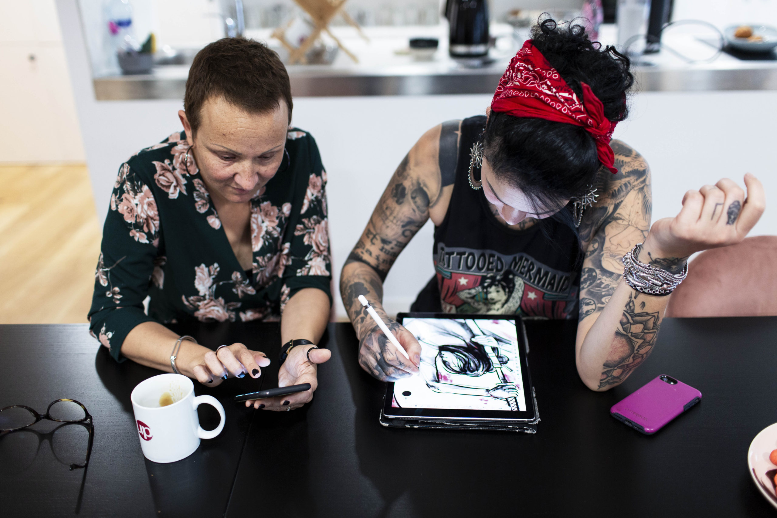 C'est à la Maison Rose à Paris que Mélanie a rejoint Odré Tattoo une tatoueuse bénévole pour l'association Rose Tattoo. Dans le cadre d'octobre rose, plusieurs tatoueuses réalisent gratuitement des tatouages pour recouvrir les cicatrices infligées au corps après un cancer du sein. Mélanie en est a son deuxième tatouage dans ce cadre.