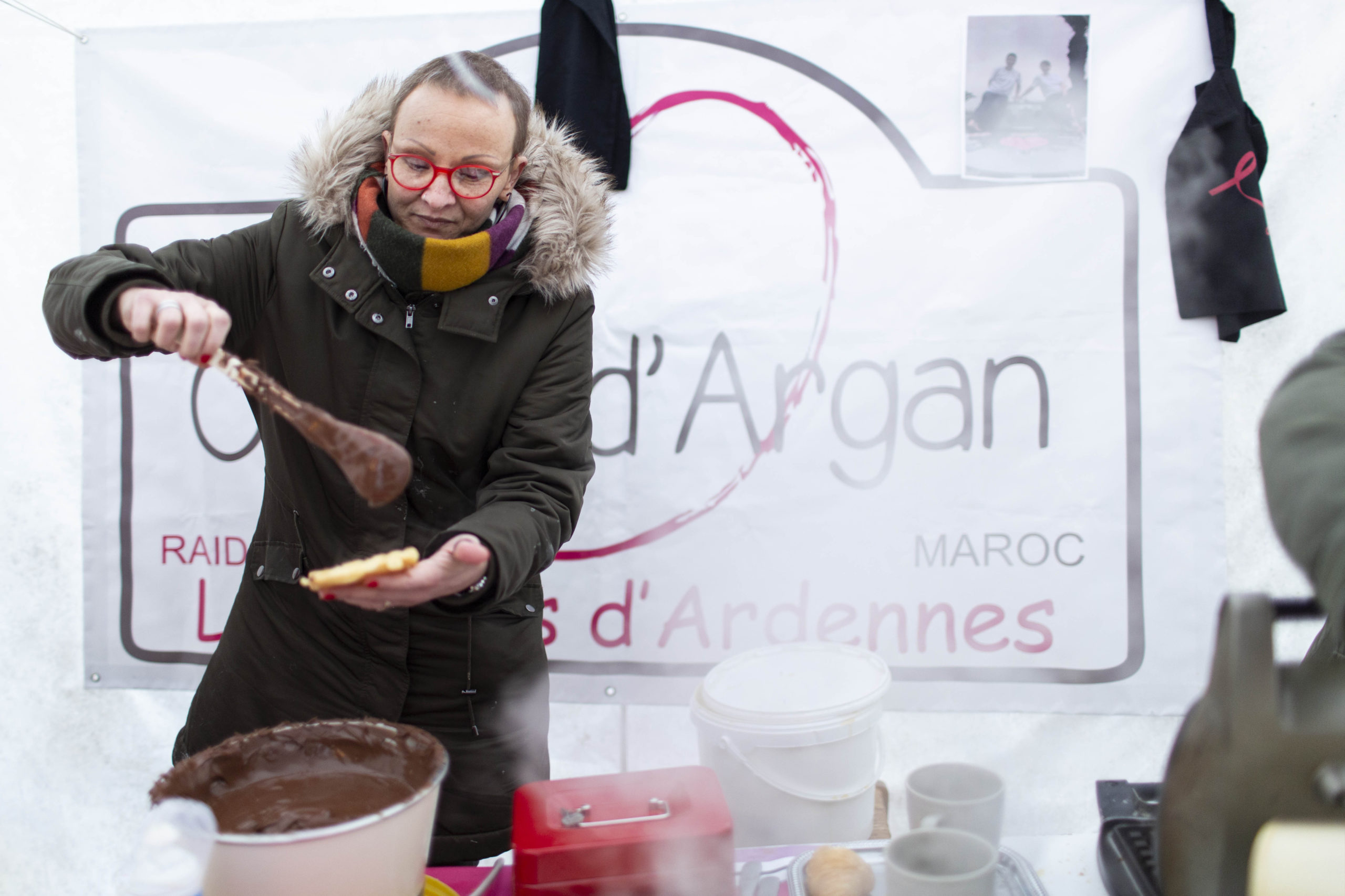 Pour participer au Raid Coeur D'argan, Mélanie et Aurélie qui est sa binôme et amie, doivent récolter de l'argent. Elles ont décidé de vendre des gaufres dans leur village, il y a trente litres de pâte à faire. Trouver des fonds, c'est devenu une habitude, c'est leur troisième participation au raid.