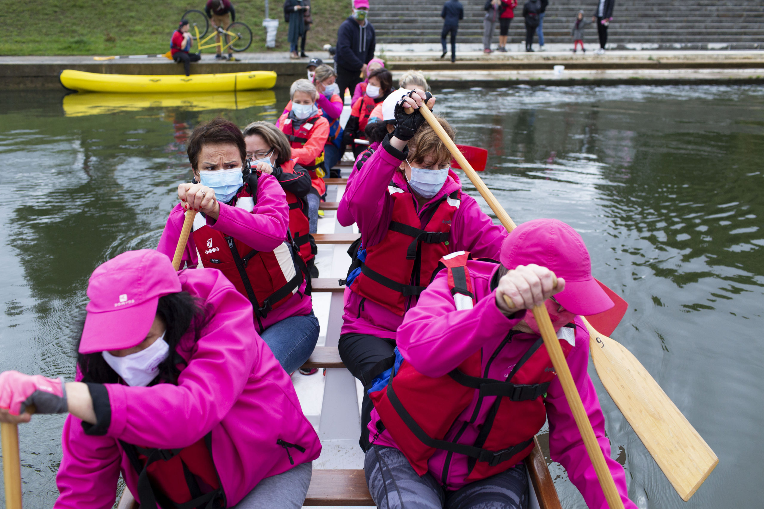 Octobre rose est un moment important pour l'association Dragon Ladies 08. Les filles ouvrent la journée en effectuant une balade sur la Meuse. C'est une journée où elles font découvrir leur sport et où elles font de la prévention pour le cancer du sein.